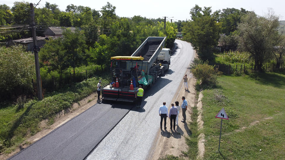 Habitat page Editor E gata: Covor asfaltic nou pe cei 12,9 kilometri ai sectorului Ungureni -  Podeni din DJ296B - Botosani24.ro