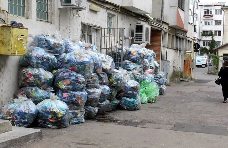 Saci cu sticle, doze și pet-uri, din automatele de colectare selectivă, ținute pe domeniul public. Patru firme au fost amendate la Botoșani