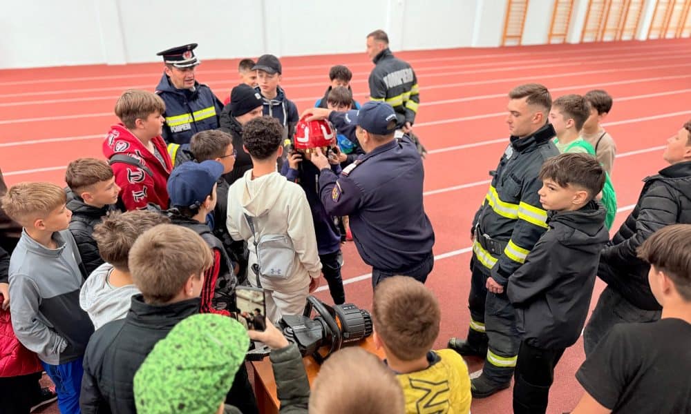 Întâlnire surpriză la Liceul Sportiv Botoșani: Pompierii le-au prezentat elevilor și profesorilor secretele meseriei! FOTO