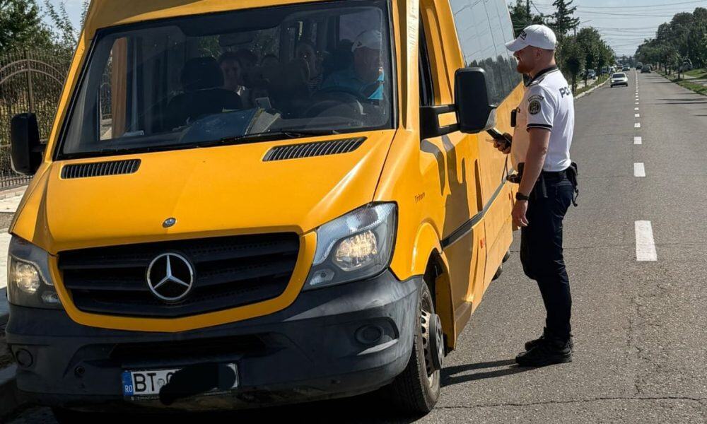 Polițiștii din Botoșani verifică transportul școlar pentru a asigura siguranța elevilor pe șosele